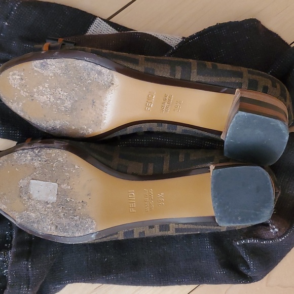 Fendi. Flash $ - Picture 3 of 7